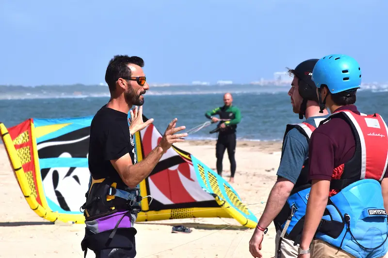Kitesurfer profesional realizando un salto de freestyle en las aguas tranquilas de El Portil